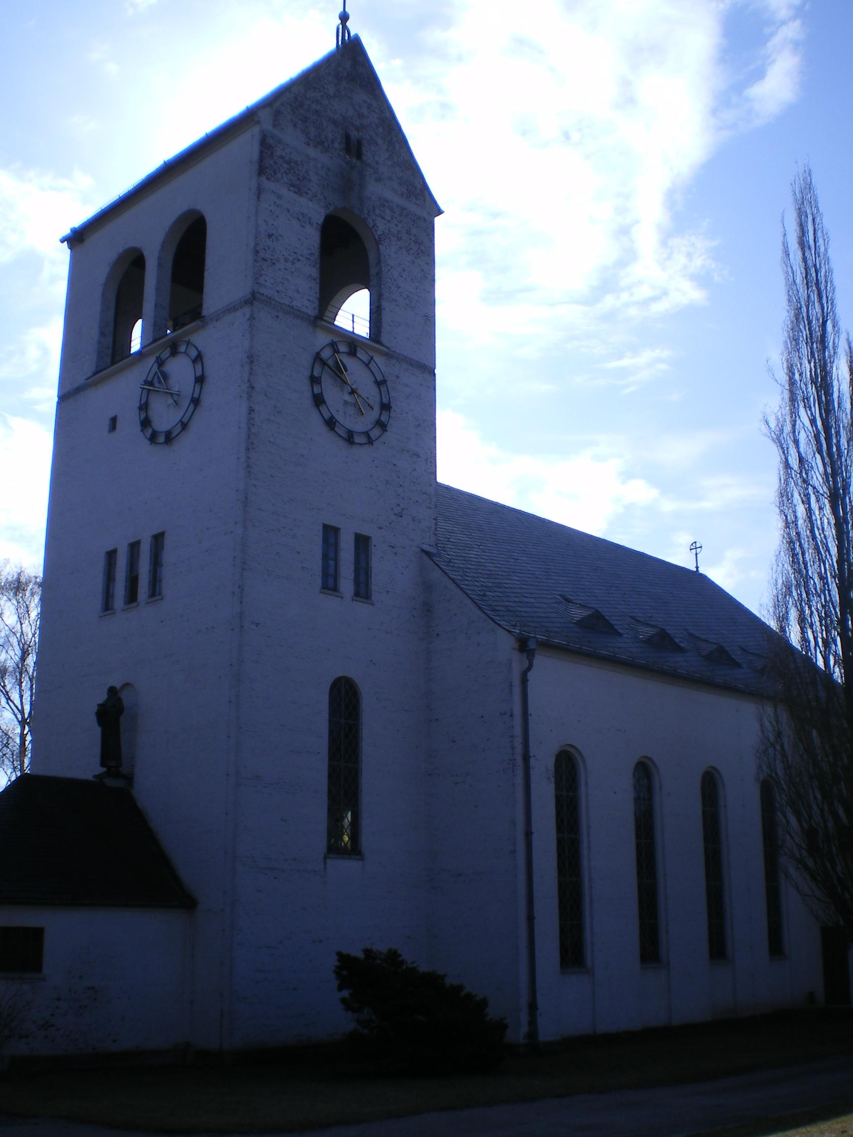 Kirche und umgebender