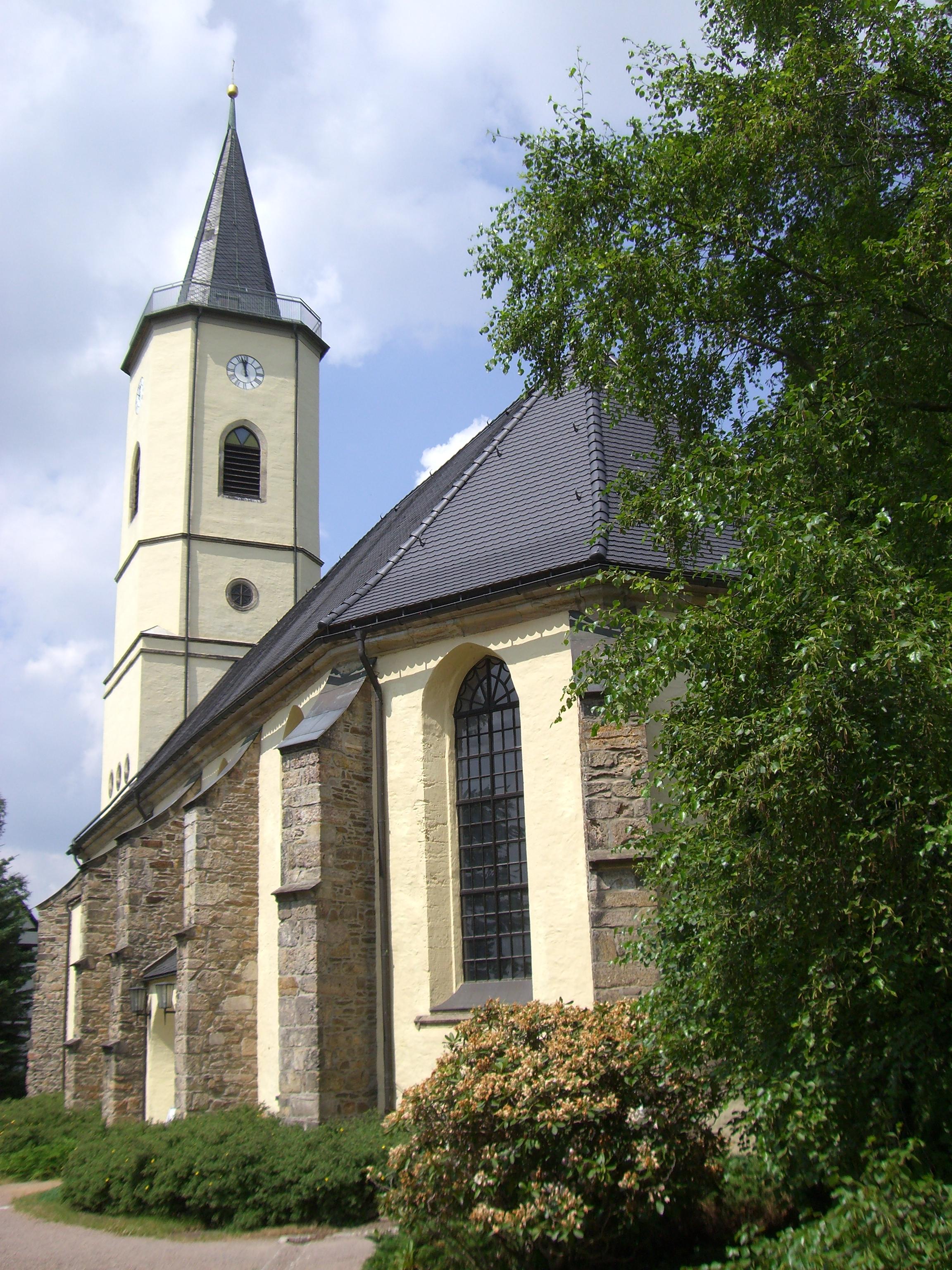 Kirche und Kirchhof mit sechs Soldaten- bzw. Kriegsgräbern des 2. Weltkrieges