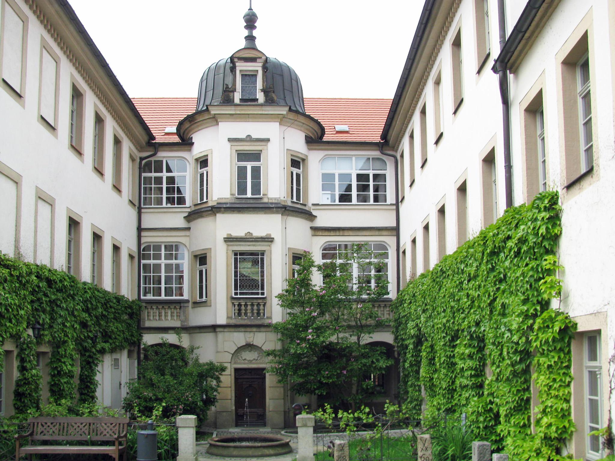 Ehemaliger Bischofssitz mit Hofflügeln