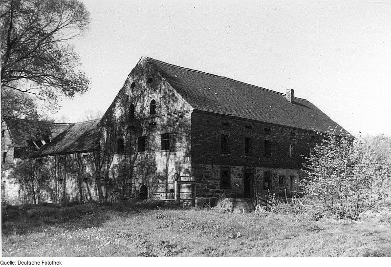 Mühle, zwei Seitengebäude